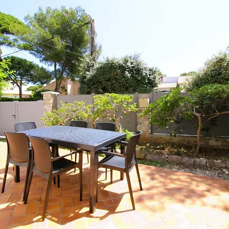 Villa Hyegrasse Pour 6 Personnes A 100 Metres De La Situe Sur Le Port D'hyeres Hyères