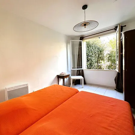 Villa Hyegrasse Pour 6 Personnes A 100 Metres De La Situe Sur Le Port D'hyeres *
